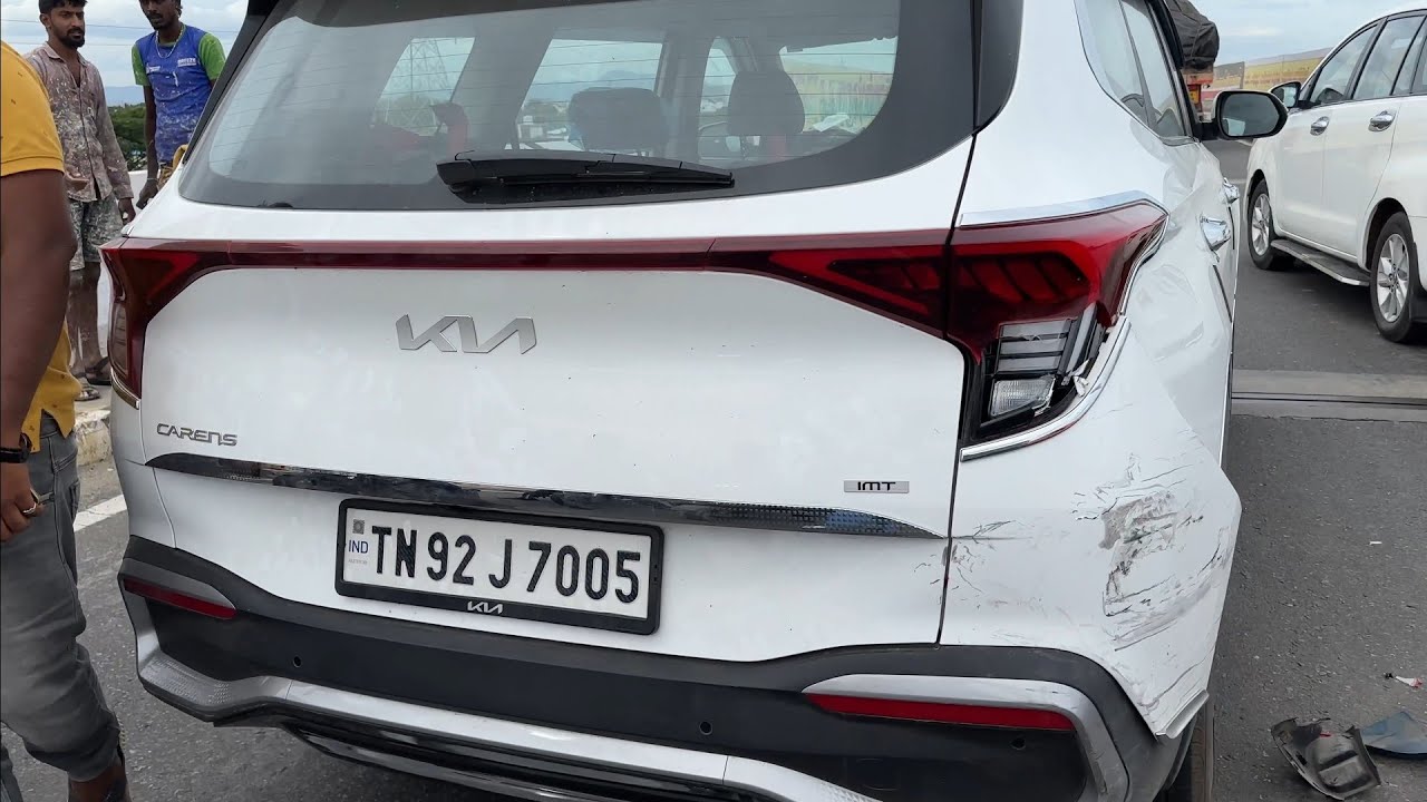 சும்மா நின்ன கார்ல மோதி பார்க்க வந்தவனுக்கு பேதி எடுக்கு