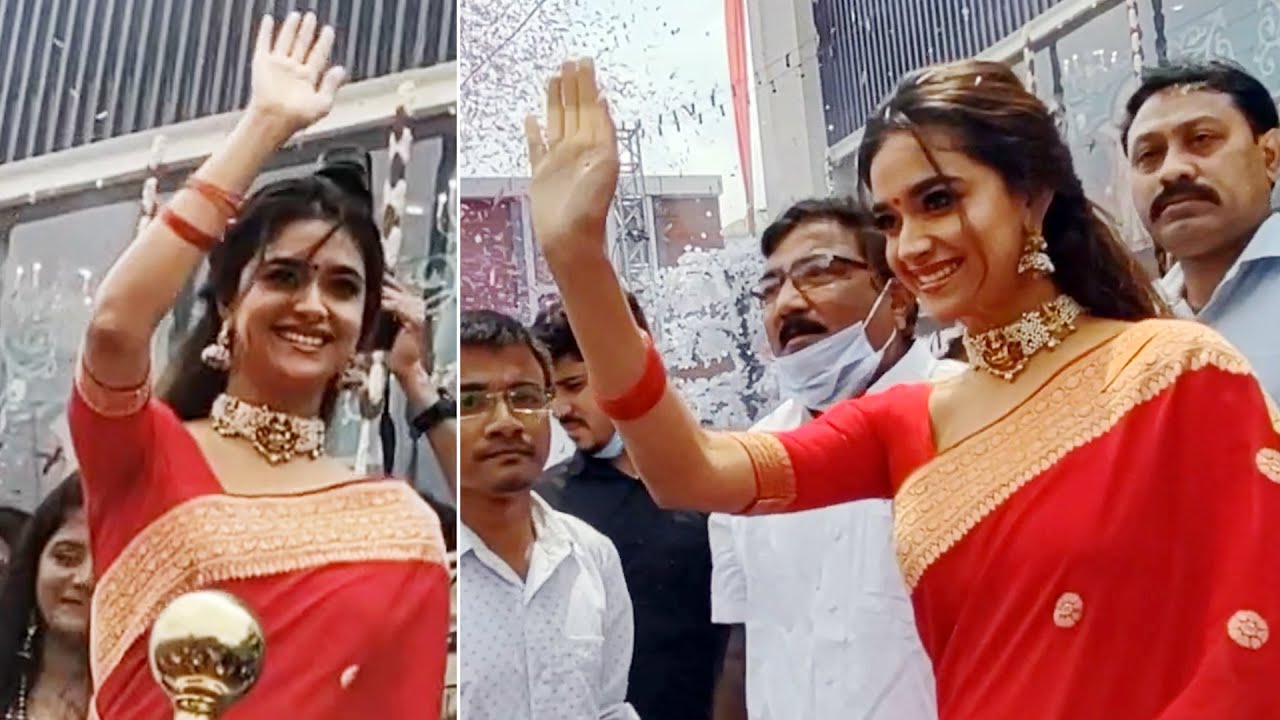 మహానటి👌: Keerthy Suresh At CMR Shopping Mall Opening At Mancherial | Daily Culture