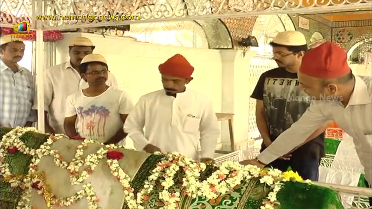 Hero Vijay & Murugadoss offers prayers at Ameer-Peer dargah in Kadapa