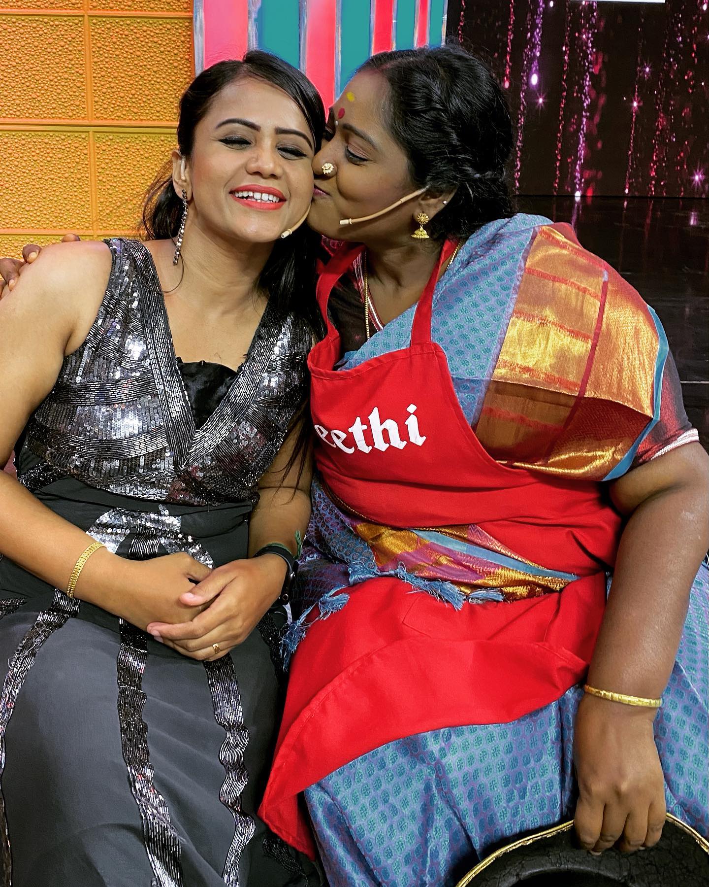 பரம சுந்தரி பாடலுக்கு மணிமேகலையுடன் செம்ம டான்ஸ் போட்ட தீபா! Viral Dance Video 2