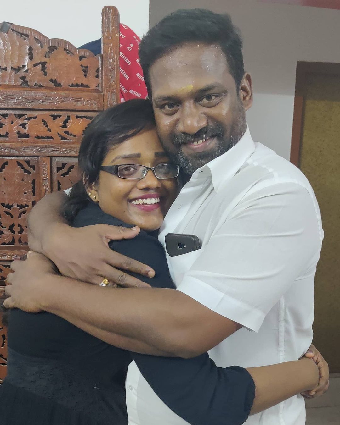 மகள் முன்பே மனைவிக்கு உதட்டில் முத்தமிட்ட ரோபோ ஷங்கர்! வைரலாகும் வீடியோ! Robo Shankar Kisses His Wife Viral Video 1