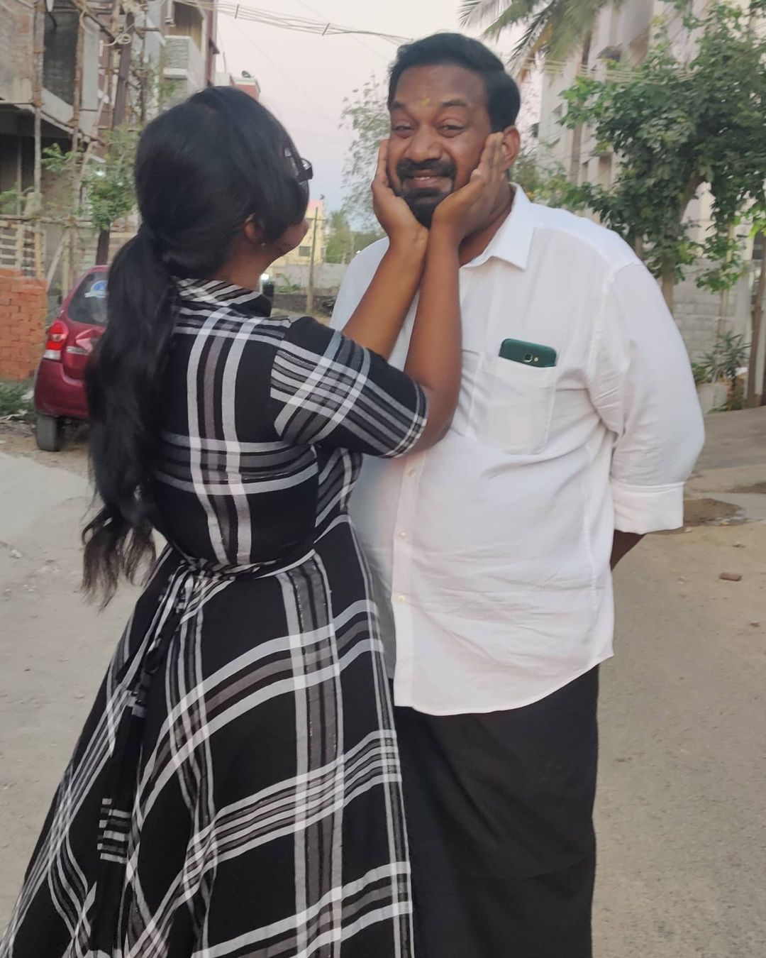 மகள் முன்பே மனைவிக்கு உதட்டில் முத்தமிட்ட ரோபோ ஷங்கர்! வைரலாகும் வீடியோ! Robo Shankar Kisses His Wife Viral Video 2