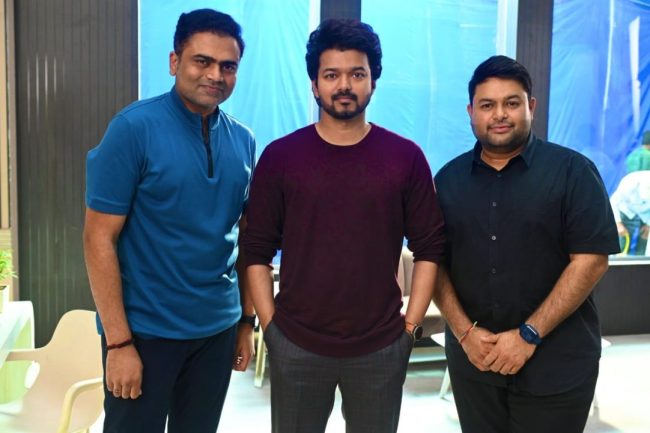 இன்று வாரிசு செட்டில் தளபதி விஜயுடன் எடுத்துக்கொண்ட புகைப்படத்தினை வெளியிட்டு பிறந்தநாள் வாழ்த்துக்கள் கூறிய பிரபலம்.... 2