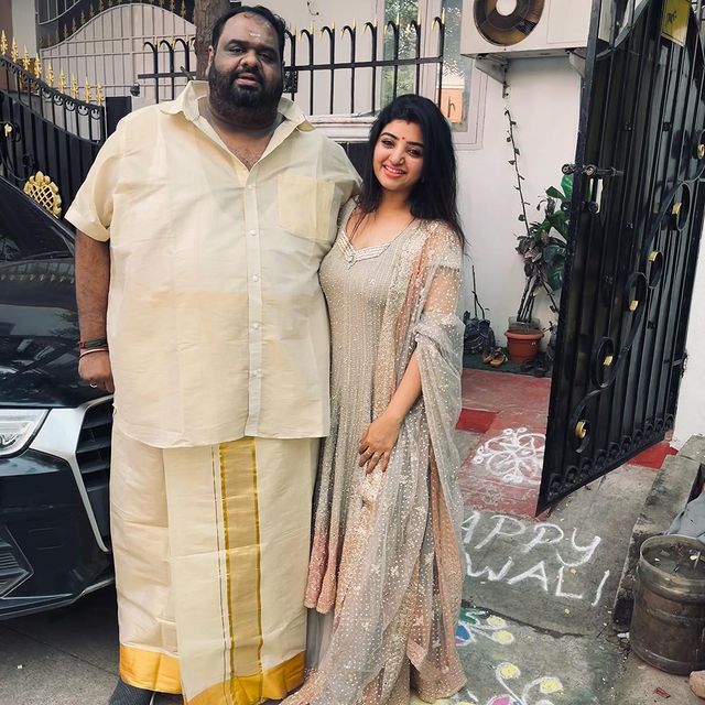 தல தீபாவளியை காதல் மனைவி மஹாலக்ஷ்மியுடன் கொண்டாடிய ரவீந்தர் 1