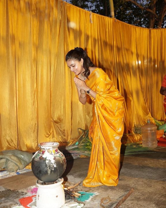 வீட்டில் பொங்கல் வைத்து மனமுறுகி சாமியை வணங்கிய நடிகை கீர்த்தி சுரேஷ் 2