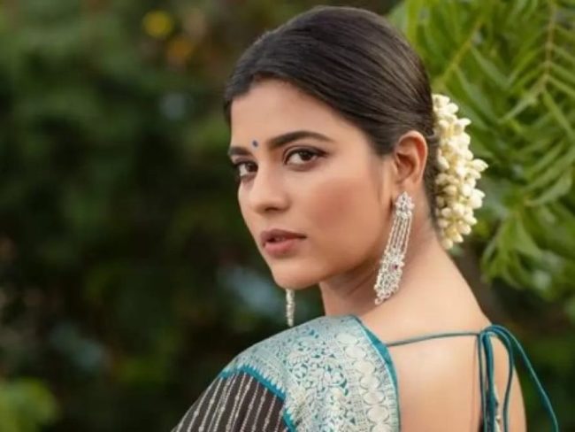 MADAM படம் SUPER.. திரையரங்கு வந்த ஐஸ்வர்யா ராஜேஷை சுற்றிக்கொண்ட ரசிகர்கள் 1