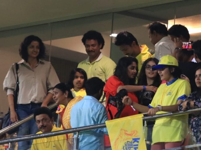 ஐபிஎல் போட்டியை பார்க்க சேப்பாக்கம் வந்த தல அஜித் குடும்பம்.... 4