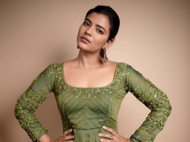 MADAM படம் SUPER.. திரையரங்கு வந்த ஐஸ்வர்யா ராஜேஷை சுற்றிக்கொண்ட ரசிகர்கள் 2