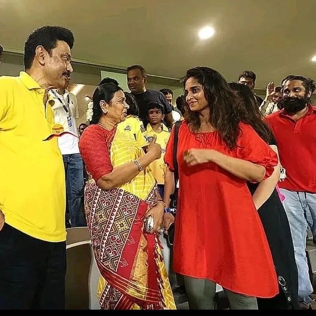 ஐபிஎல் போட்டியை பார்க்க சேப்பாக்கம் வந்த தல அஜித் குடும்பம்.... 7