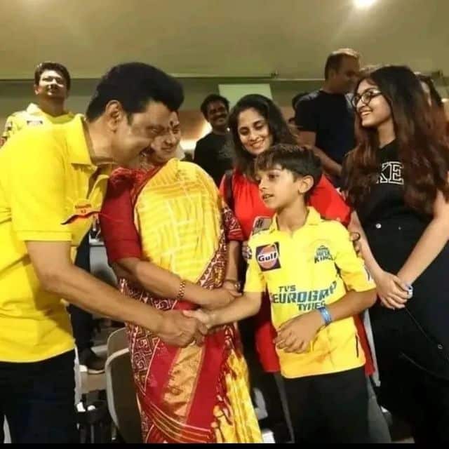 ஐபிஎல் போட்டியை பார்க்க சேப்பாக்கம் வந்த தல அஜித் குடும்பம்.... 8