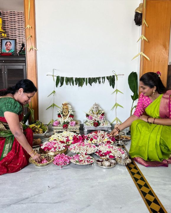 வரலக்ஷ்மி நோன்பை வீட்டில் கொண்டாடிய தமிழும் சரஸ்வதி சீரியல் கதாநாயகி நக்ஷத்ரா 3