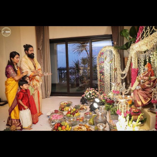 குடும்பத்துடன் வரலக்ஷ்மி பூஜை நடத்திய KGF ராக்கி பாய் யாஷ் 3