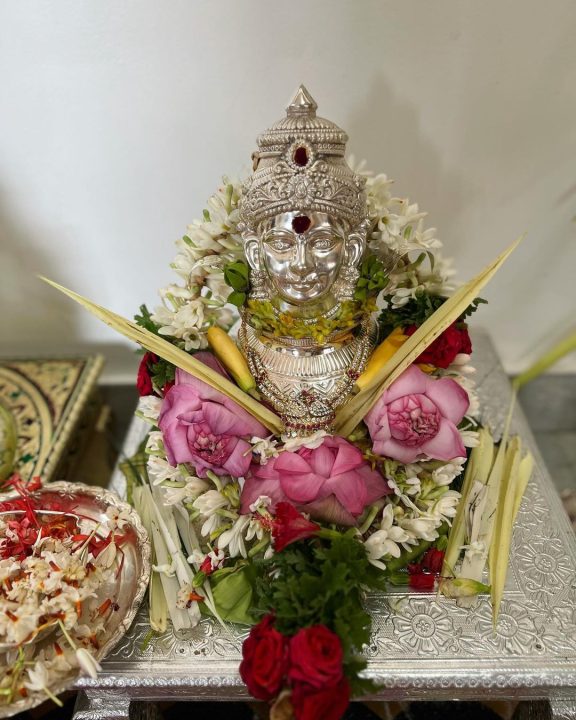 வரலக்ஷ்மி நோன்பை வீட்டில் கொண்டாடிய தமிழும் சரஸ்வதி சீரியல் கதாநாயகி நக்ஷத்ரா 4