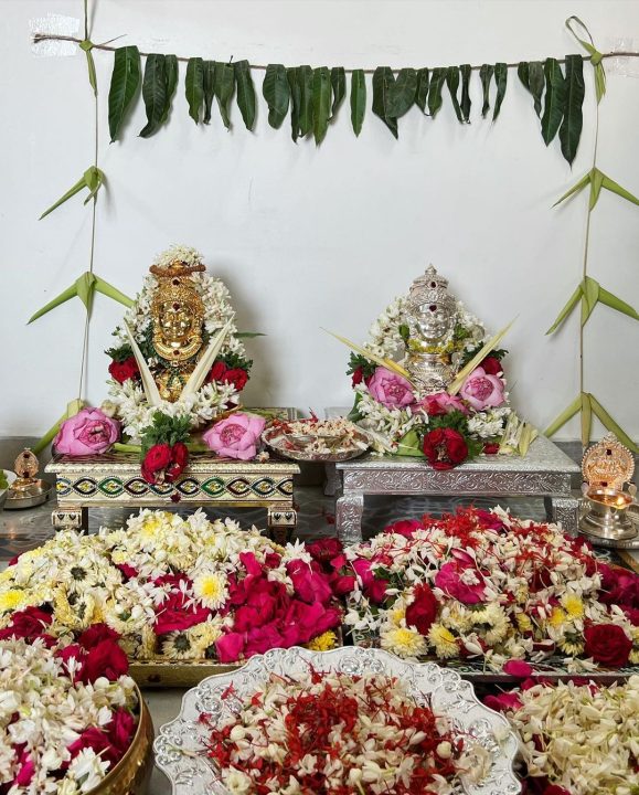 வரலக்ஷ்மி நோன்பை வீட்டில் கொண்டாடிய தமிழும் சரஸ்வதி சீரியல் கதாநாயகி நக்ஷத்ரா 5