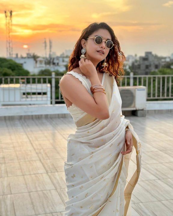 மனதை மயக்கும் நடிகை கீர்த்தி சுரேஷின் ஓணம் CLICKS 6