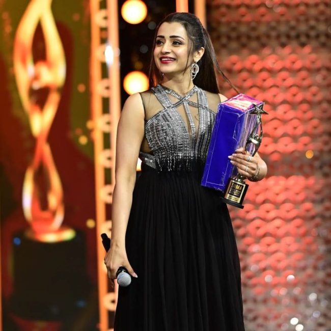 SIIMA விருது வழங்கும் விழாவில் கலந்துகொண்ட நடிகை த்ரிஷா CUTE-ஆன புகைப்படங்கள் 3