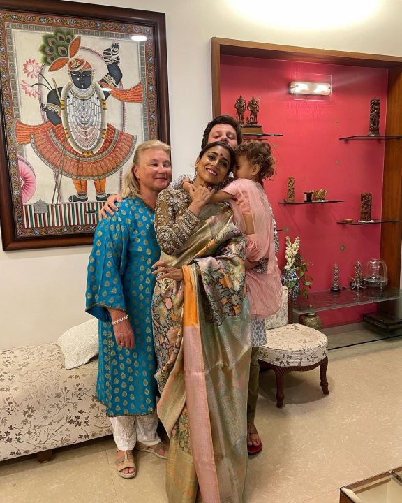 குடும்பத்துடன் தீபாவளியை கொண்டாடிய நடிகை ஷ்ரேயாவின் கியூட்டான புகைப்படங்கள் 2