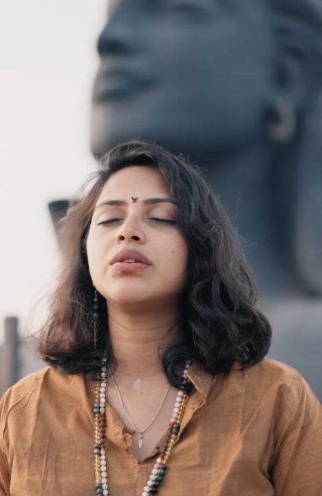 நவராத்திரிக்கு நடிகை அமலாபால் ஈஷா மையத்தில் சாமி தரிசனம் 3
