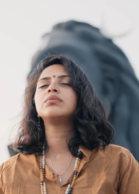 நவராத்திரிக்கு நடிகை அமலாபால் ஈஷா மையத்தில் சாமி தரிசனம் 1