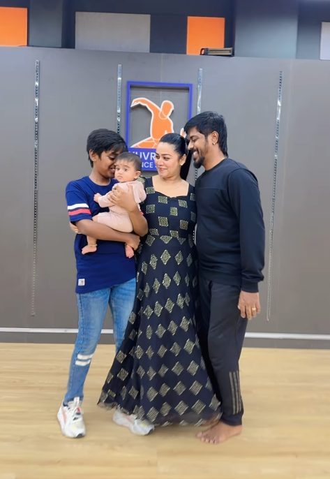 புத்தம் புதிய DANCE STUDIO திறந்த சீரியல் நடிகை காயத்ரி யுவராஜ் 6