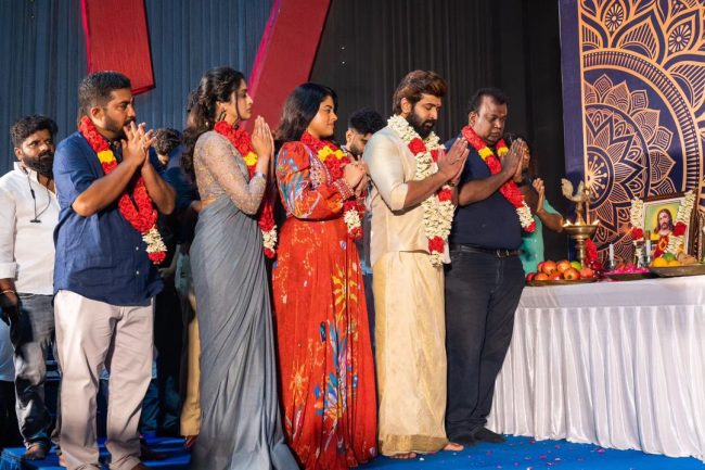 குடும்பத்துடன் படபூஜையில் கலந்துகொண்ட நடிகர் அருண்விஜய் 3