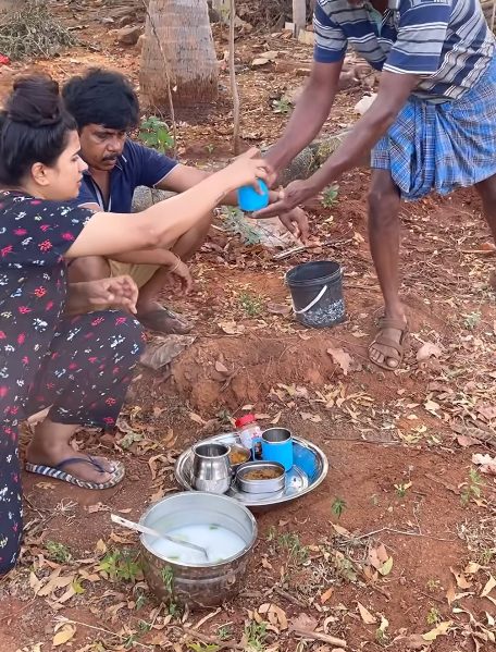 தனது தோட்டத்தில் வேலை செய்பவர்களுக்கு அன்பாக உணவு வழங்கும் கன்னிகா சினேகன் 2