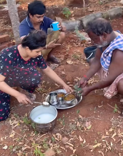 தனது தோட்டத்தில் வேலை செய்பவர்களுக்கு அன்பாக உணவு வழங்கும் கன்னிகா சினேகன் 3