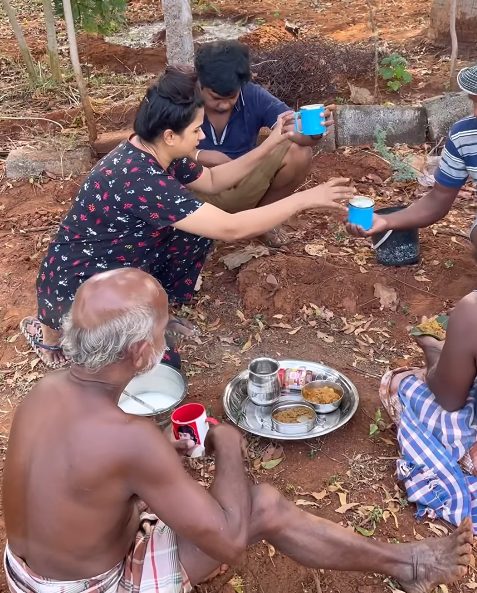 தனது தோட்டத்தில் வேலை செய்பவர்களுக்கு அன்பாக உணவு வழங்கும் கன்னிகா சினேகன் 5