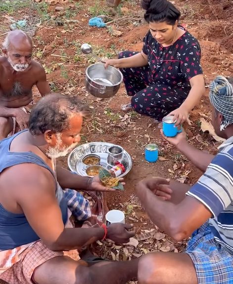 தனது தோட்டத்தில் வேலை செய்பவர்களுக்கு அன்பாக உணவு வழங்கும் கன்னிகா சினேகன் 6