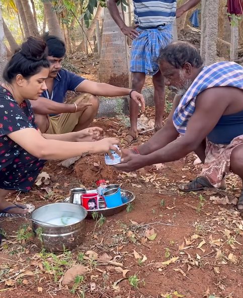 தனது தோட்டத்தில் வேலை செய்பவர்களுக்கு அன்பாக உணவு வழங்கும் கன்னிகா சினேகன் 1