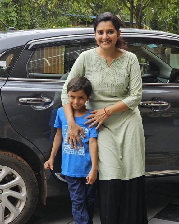 கேரளாவில் அம்மா மற்றும் அண்ணன் குடும்பத்துடன் SUNTV லட்சுமி சீரியல் நாயகி ஸ்ருதி 4
