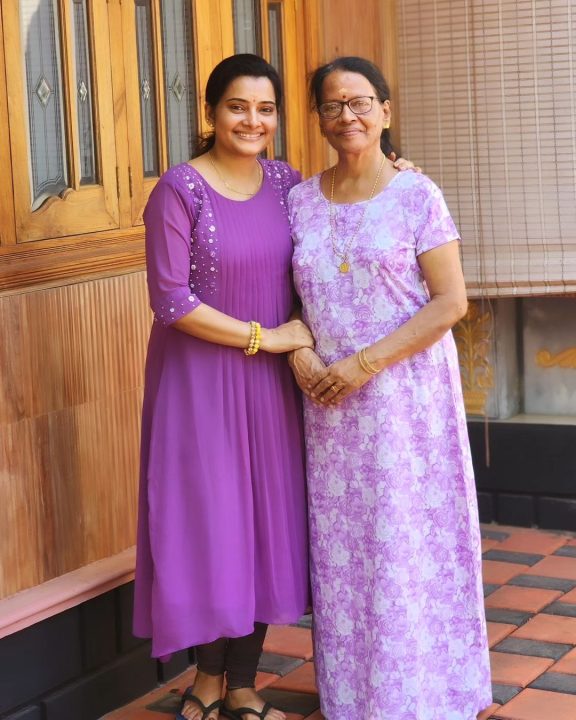 கேரளாவில் அம்மா மற்றும் அண்ணன் குடும்பத்துடன் SUNTV லட்சுமி சீரியல் நாயகி ஸ்ருதி 7