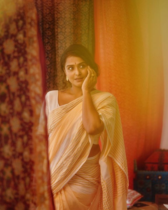 இதுவரை கிளாமருக்கு இடம்கொடுக்காத நடிகை ரம்யா நம்பீசனின் லேட்டஸ்ட் கிளிக்ஸ் 3