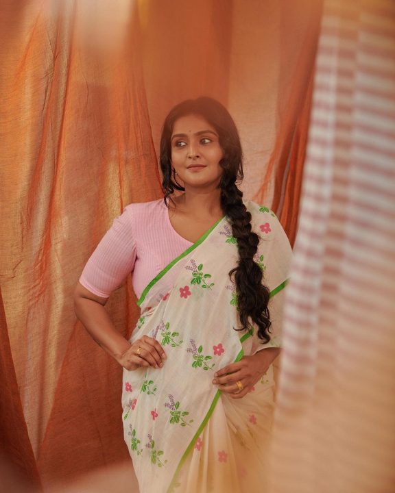 இதுவரை கிளாமருக்கு இடம்கொடுக்காத நடிகை ரம்யா நம்பீசனின் லேட்டஸ்ட் கிளிக்ஸ் 7