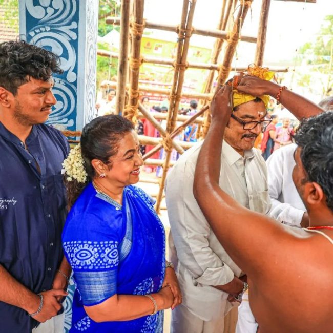 குலதெய்வம் கோவிலில் சுவாமி தரிசனம் செய்த நடிகர் சரத்குமார் ராதிகா 1