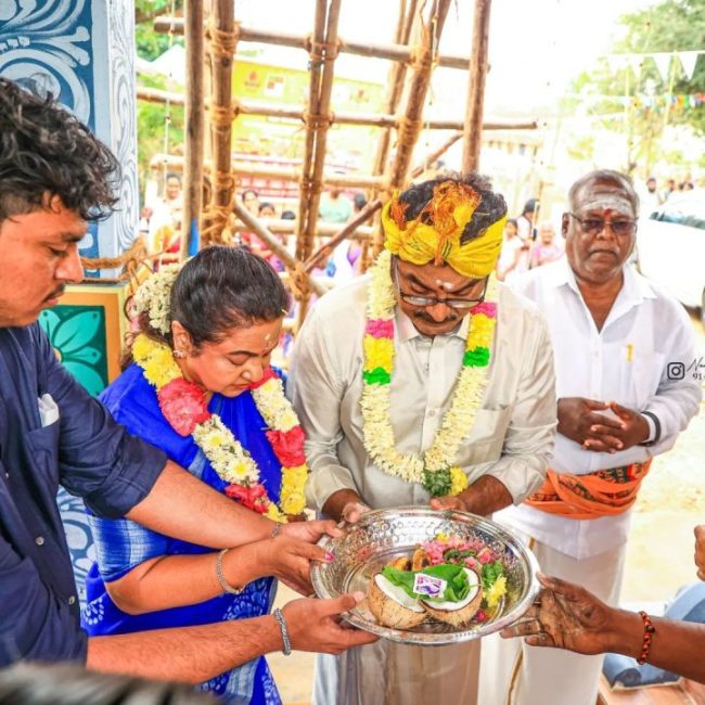 குலதெய்வம் கோவிலில் சுவாமி தரிசனம் செய்த நடிகர் சரத்குமார் ராதிகா 2