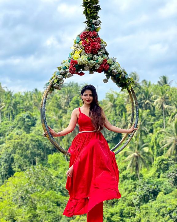 பாலி நாட்டிற்கு விடுமுறைக்கு சென்ற நடிகை ஐஸ்வர்யா மேனன் 2