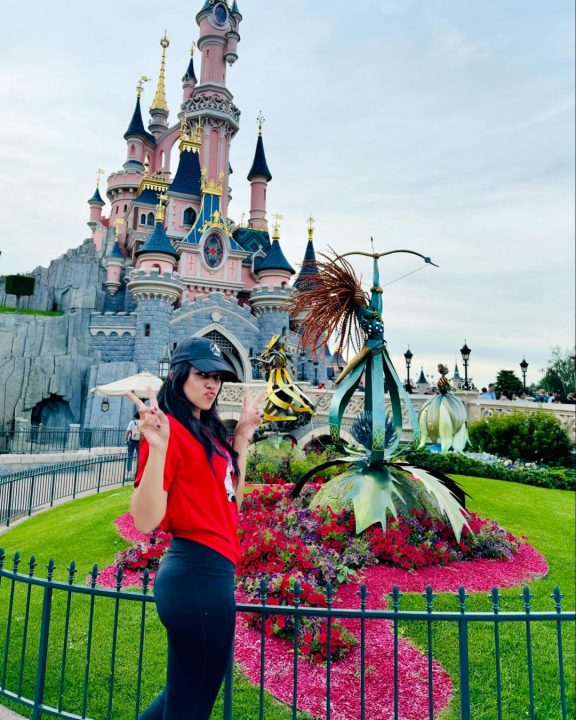 Disney Land-ல் விடுமுறையை கொண்டாடிய நடிகை மிர்னாலினி ரவி 1