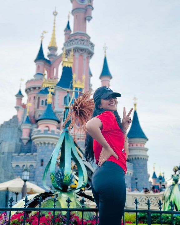 Disney Land-ல் விடுமுறையை கொண்டாடிய நடிகை மிர்னாலினி ரவி 3