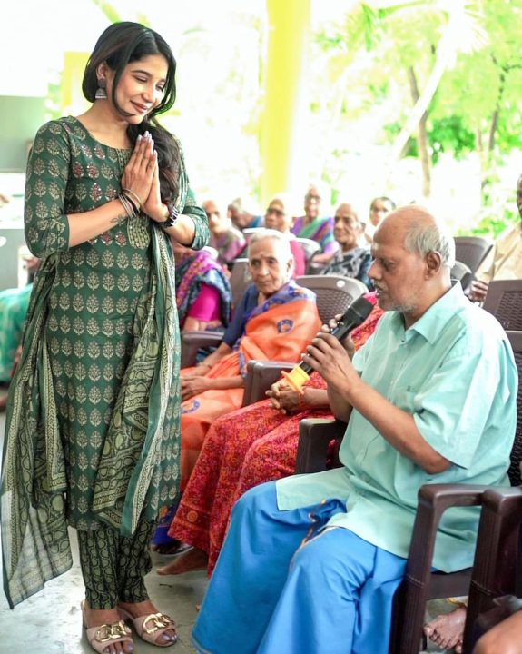 முதியோர் இல்லத்தில் உணவு வழங்கி அவர்களுடன் நேரம் செலவிட்ட நடிகை சாக்ஷி அகர்வால் 5