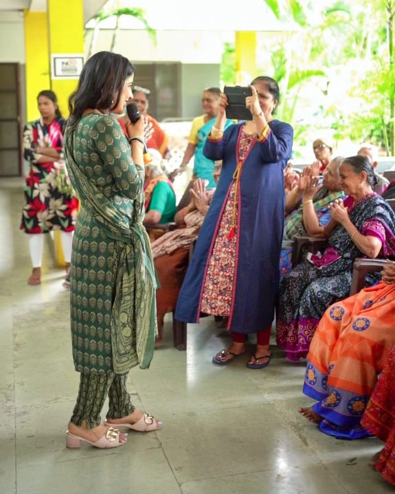 முதியோர் இல்லத்தில் உணவு வழங்கி அவர்களுடன் நேரம் செலவிட்ட நடிகை சாக்ஷி அகர்வால் 2