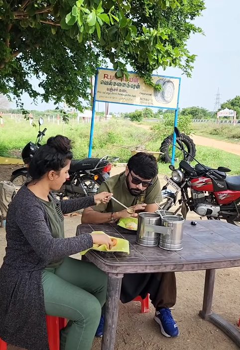 சாலையோர தள்ளுவண்டி கடையில் மனைவி கன்னிகா உடன் உணவு அருந்தும் கவிஞர் சினேகன் 2