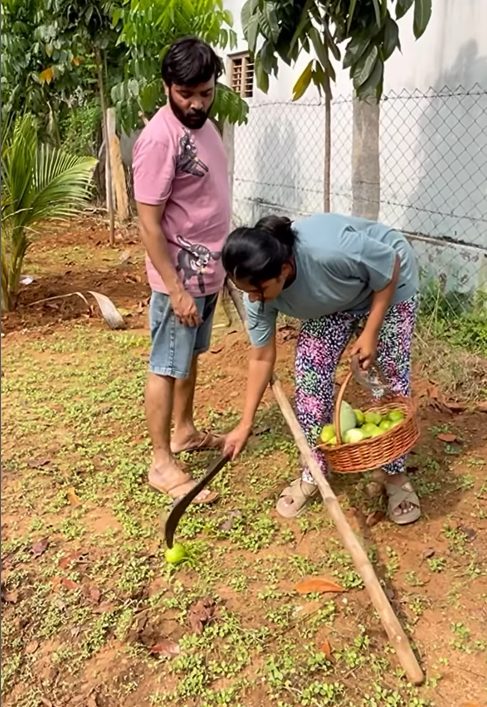 சொந்த தோட்டத்தில் மனைவி கன்னிகா உடன் பராமரிப்பு பணிகளை மேற்கொள்ளும் சினேகன் 1