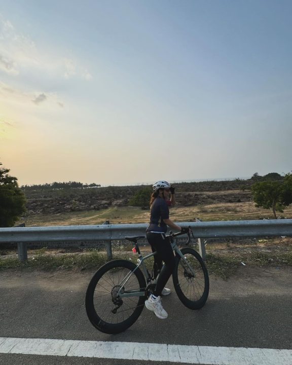 Cycling சென்று உடலை கட்டுக்கோப்பாக வைத்து கொள்ளும் இயக்குனர் ஐஸ்வர்யா ரஜினிகாந்த் 6