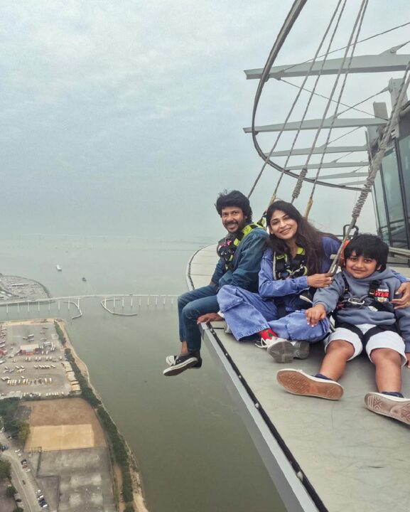 குடும்பத்துடன் கிறிஸ்துமஸ் விடுமுறையை வெளிநாட்டில் கொண்டாடும் சென்னை 28 பட நாயகி விஜயலக்ஷ்மி 1