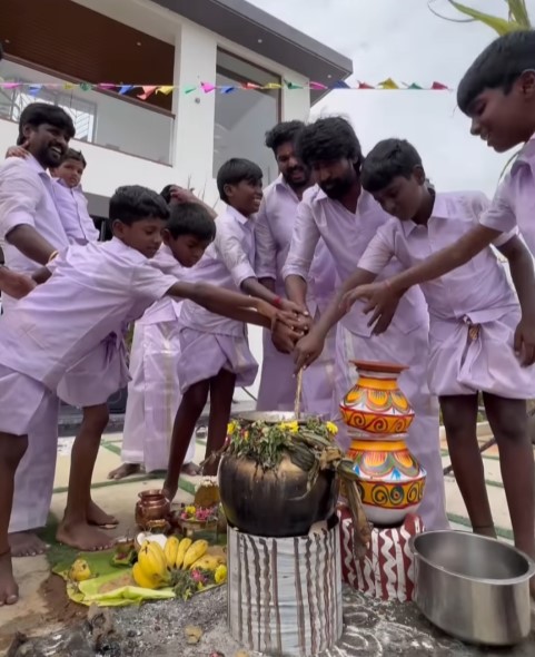 குடும்பத்துடன் இன்று மதுரையில் பொங்கலை கொண்டாடிய நடிகர் சூரி 1