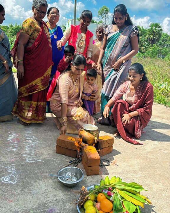 இன்று குடும்பத்துடன் பொங்கலை கொண்டாடிய விஜய் டிவி புகழ் 3