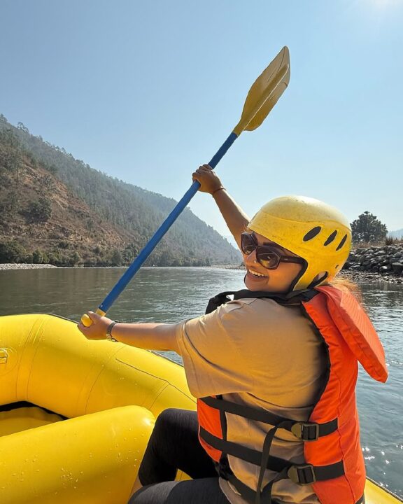 கணவருடன் பூட்டானில் BOAT ரைடு சென்ற சீரியல் நடிகை நக்ஷத்ரா 3