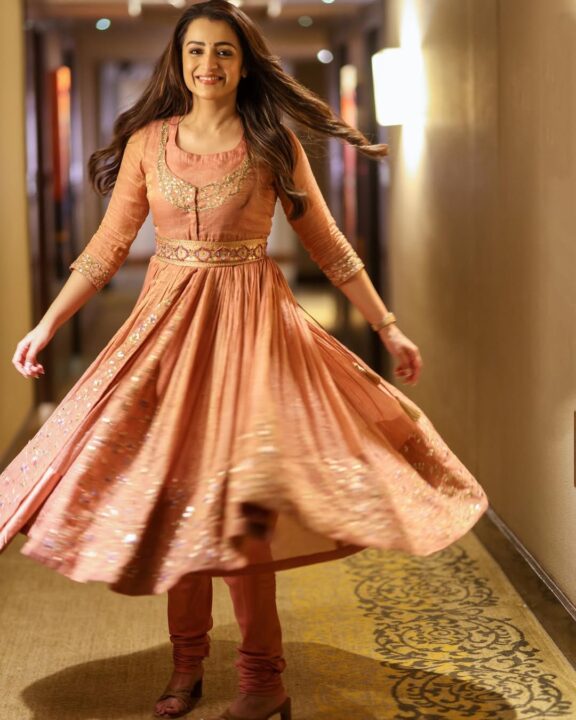 என்ன நடை என்ன நடை.. ஏறி வாரா ஜிலுக்கா..! நடிகை த்ரிஷாவின் வெறித்தனமாக புகைப்படங்கள் 6