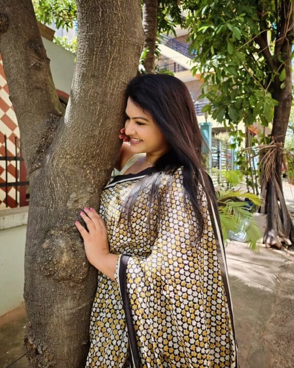 காலையிலையே செம்ம ஹாட்..! ரட்சிதா மஹாலக்ஷ்மி சேலையில் கலக்கல் போட்டோஷூட் 4